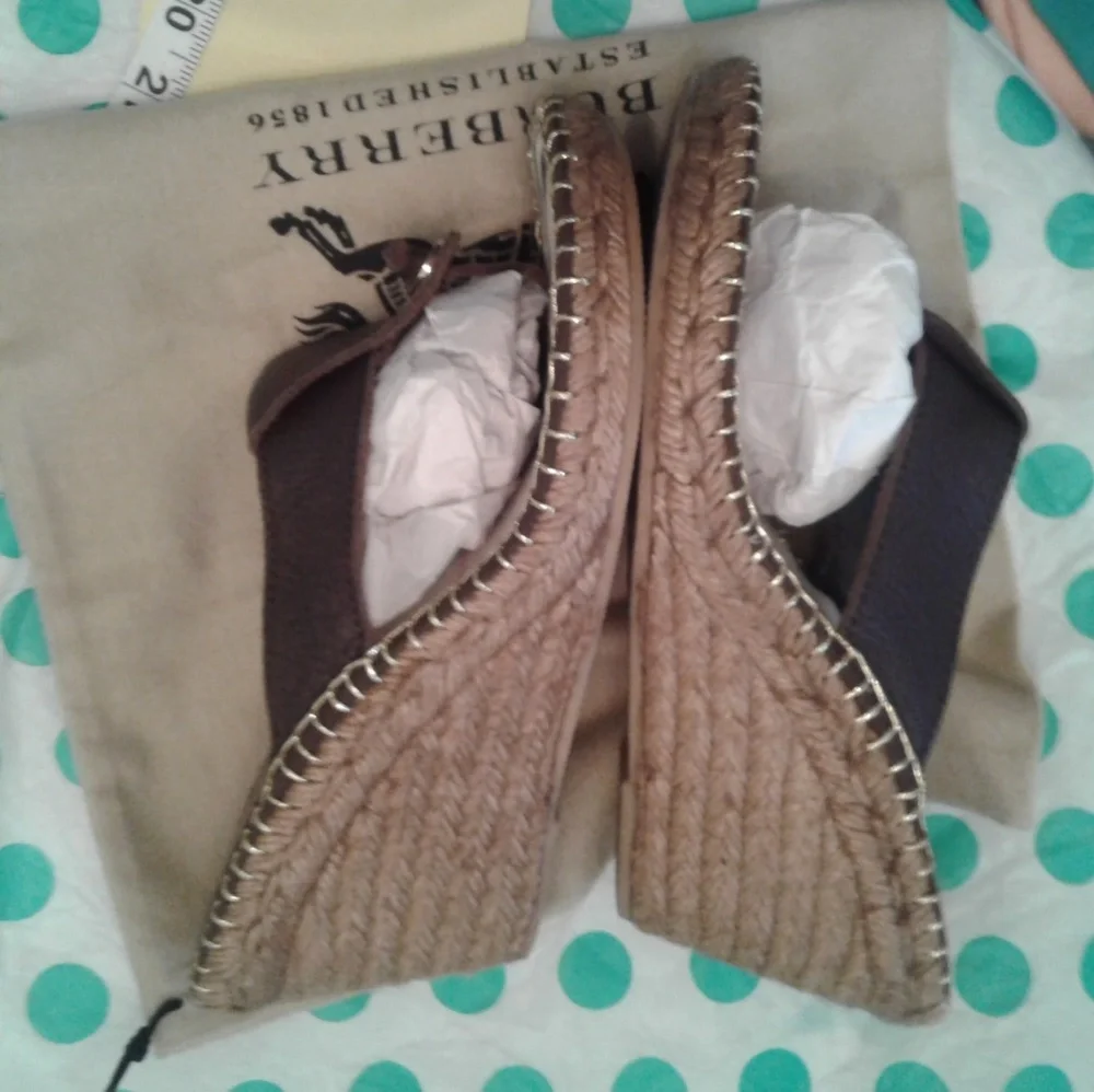 👡 Burberry Signature Nova Check Wedge Sandals 👡 - Picture 3 of 8